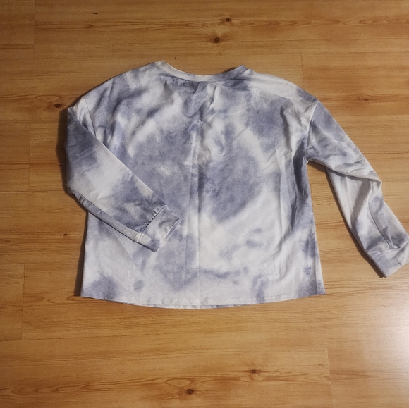 Zulily Women's Blue-Gray Haze Long-sleeved Tie-Dye T-shirt and Shorts Set - Picture 8 of 16